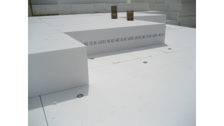 Zwei runde Brandschutzelemente aus Metall mit Montageösen.